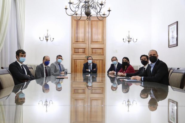 Temprano en la mañana de este martes, los ministros del Comité Político y parte del gabinete se reunieron con el titular de Interior y Seguridad Pública, Víctor Pérez, para manifestarle su apoyo de cara a la acusación constitucional que enfrenta. Foto: Presidencia.