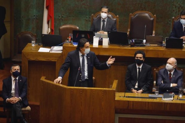 En su intervención, el ministro del Interior, Víctor Pérez, se defendió argumentando que él y el Gobierno actuaron de la manera "más adecuada posible". Foto: Ministerio del Interior.