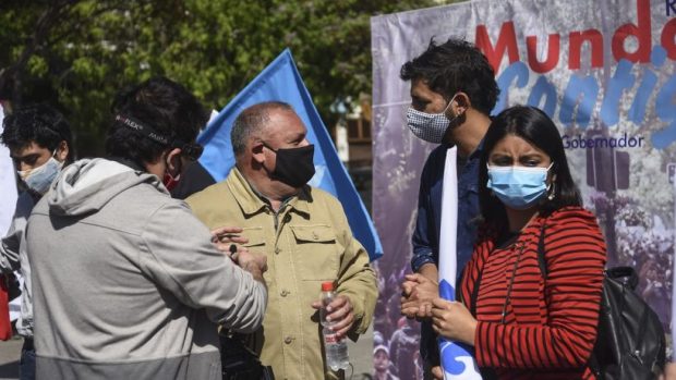 La candidatura a gobernador regional de Rodrigo Mundaca fue apoyada por diversas figuras del Frente Amplio, pero también externas, como el alcalde PC de Recoleta, Daniel Jadue. Foto: Agencia UNO.