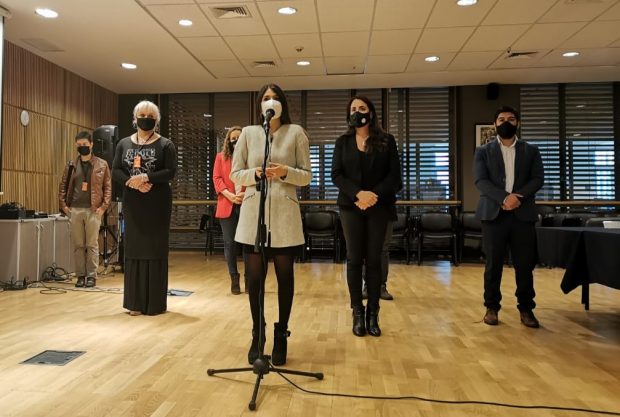 El objetivo de la reunión que lideraron las subsecretarias de Prevención del Delito y Derechos Humanos, era coordinar acciones en conjunto con las organizaciones que puedan visibilizar la compleja realidad que viven cientos de miembros de las diversidades sexuales. Foto: Radio UChile.
