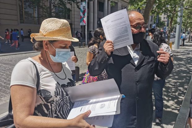 Desde 2017 a la fecha se han reducido drásticamente las solicitudes de refugio realizadas, disminuyendo de más de 5 mil realizadas en 2017 a sólo 432 en el primer semestre de 2020; lo mismo sucede con las solicitudes otorgadas, que pasaron de 162 en 2017 a sólo siete en el primer semestre de este año. Foto: Radio UChile.