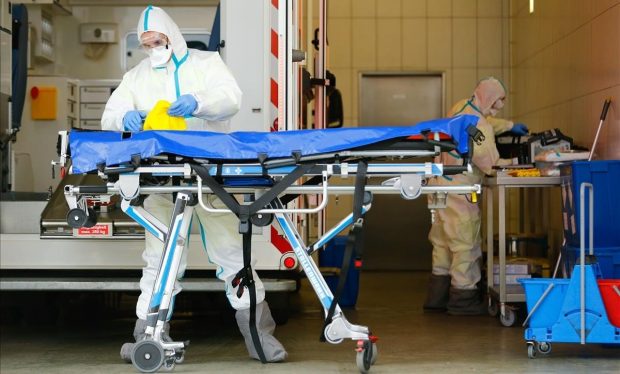 miembros-los-servicios-rescate-muestran-forma-desinfectar-una-ambulancia-para-evitar-propagacion-del-coronavirus-este-jueves-ciudad-alemana-colonia-1584636152569