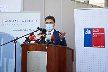 El Vicerrector de Investigación y Desarrollo, Flavio Salazar, destacó la labor realizada por los equipos médicos y científicos que han sido parte de los ensayos que lidera la U. de Chile.