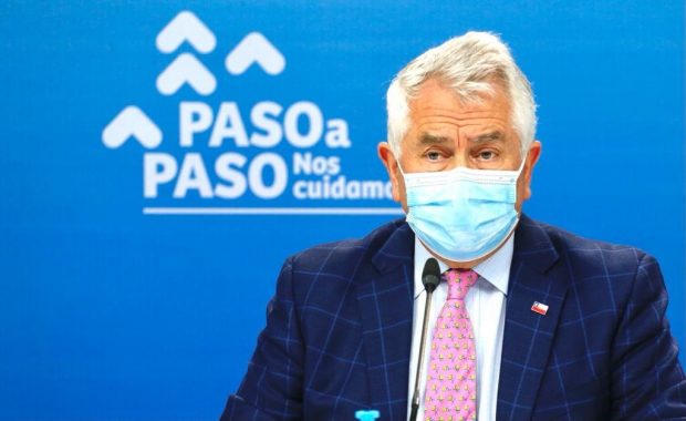 El ministro de Salud, Enrique Paris, advirtió que "personalmente" tomará las medidas más drásticas que existan contra quienes discriminen a personas viviendo con VIH en los centros de vacunación. Foto: Ministerio de Salud.