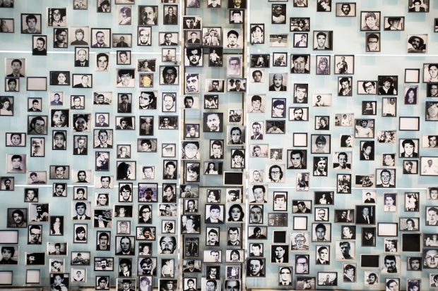 CH01. SANTIAGO DE CHILE (CHILE), 10/12/2015.- Fotografías de chilenos desaparecidos durante la dictadura hoy, jueves 10 de diciembre de 2015, el Museo de la Memoria, durante el día Internacional de los Derechos Humanos en Santiago de Chile (Chile). Un total de 1.373 antiguos agentes de la dictadura de Augusto Pinochet están en manos de la Justicia chilena en condición de procesados, acusados o condenados, informaron hoy fuentes oficiales. De ese total, 495 se encuentran como procesados, 216 en calidad de acusados y 662 están condenados, 180 de ellos en sentencia de primera instancia, 138 han sido condenados en segunda instancia por una Corte de Apelaciones y 334 por sentencia definitiva dictada por la Corte Suprema. EFE/Sebastian Silva