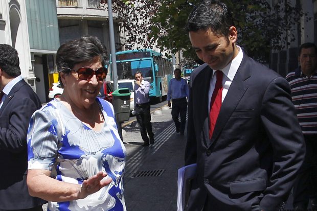 Carmen Frei junto al abogado Francisco Ugás.  Foto: Dragomir Yankovic/Aton Chile