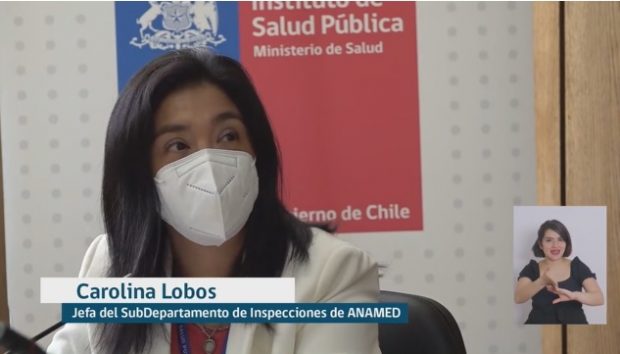 La jefa del subdepartamento de Inspecciones del Instituto de Salud Pública, Carolina Lobos, detalló el trabajo realizado por las inspectoras que visitaron la planta en China de Sinovac. Foto: Captura ISP.