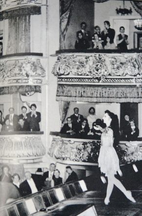 En la imagen, Marcia Haydée saludando en el teatro Kirov. Crédito: Municipal de Santiago. 