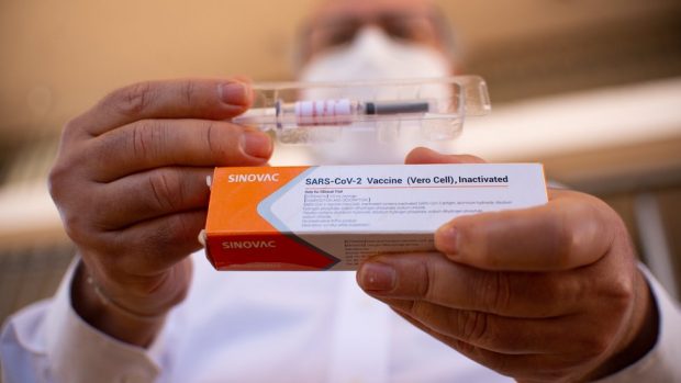La solicitud de autorización fue ingresada por la CENABAST BAJO el Código 99 del Código Sanitario, solicitado por CENABAST, para autorización de emergencia para la llegada de 10 millones de dosis de la vacuna de virus inactivado ‘CoronaVac’ del laboratorio SINOVAC. Foto: Archivo.
