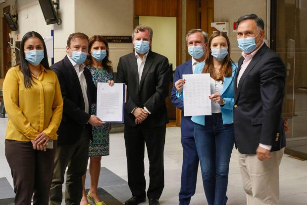 Liderados por el diputado RN Tomás Fuentes, en diciembre de 2020 parlamentarios de Chile Vamos presentaron un requerimiento ante la Corte Suprema pidiendo la remoción de la Defensora de la Niñez, Patricia Muñoz. Foto: Archivo.