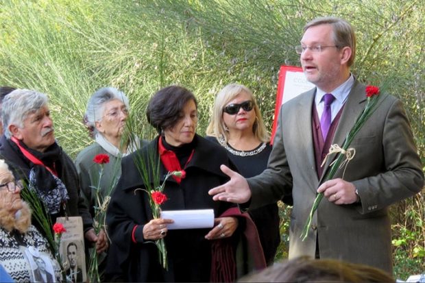El abogado y ex colono Winfried Hempel junto a Margarita Romero, presidenta de la Asociación la Memoria y los Derechos Humanos Colonia Dignidad. Foto: UChile.