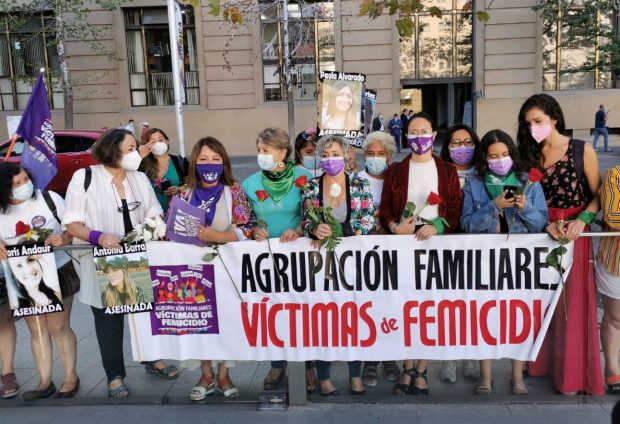 Hasta el Palacio de La Moneda llegaron las integrantes de la Agrupación de Familiares de Víctimas de Femicidio, quienes exigieron justicia para los asesinatos que aún siguen impunes. Foto: Tomás González F. / RUCH.