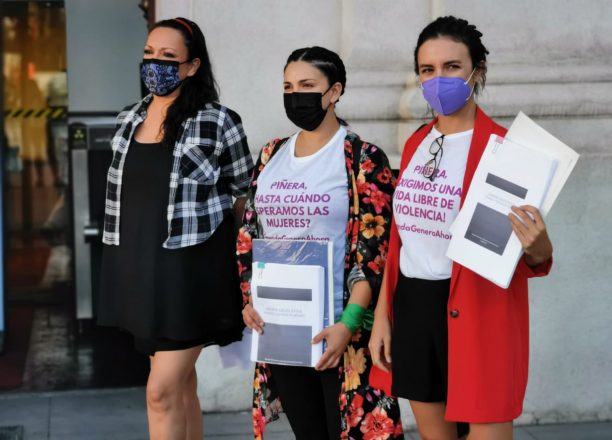 Las diputadas de la bancada del Partido Comunista llegaron hasta La Moneda a entregar una copia de la Agenda de Género y pedir urgencia a los proyectos de ley en tramitación. Foto: Tomás González / RUCH.