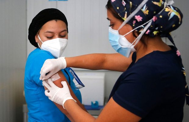 En el país, a la fecha, se ha inoculado a más de 3 millones 700 mil personas con las vacunas de Pfizer y Sinovac.