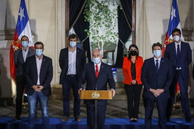 Ni el presidente del partido, el diputado Andrés Molina, ni su carta presidencial, el exministro Ignacio Briones, posaron para las cámaras en La Moneda. Foto: Agencia UNO.
