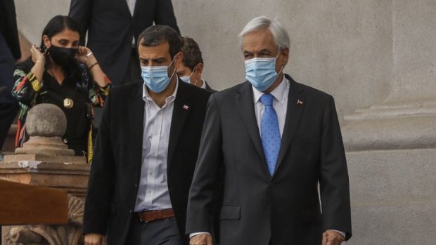 Desde La Moneda, acompañado de los presidentes de partidos de Chile Vamos -excepto Evópoli- y los candidatos presidenciales de su sector -a excepción de Ignacio Briones-, el Presidente anunció un proyecto propio para el tercer retiro de ahorros previsionales. Foto: Agencia UNO.