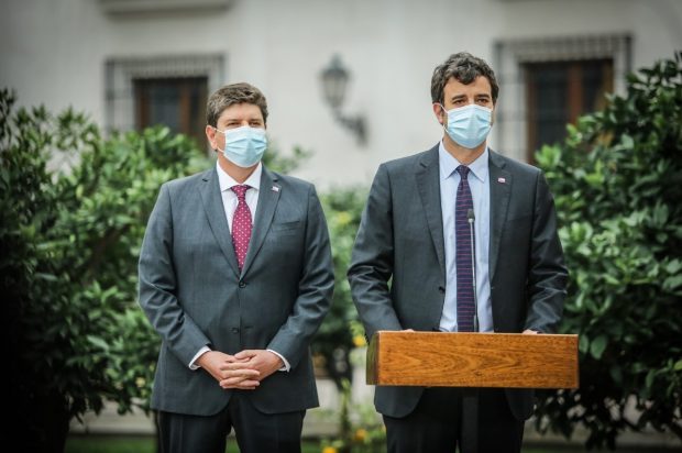 Ministros Rodrigo Cerda y Juan José Ossa, en la conferencia de prensa realizada ayer en La Moneda. FOTO: Presidencia