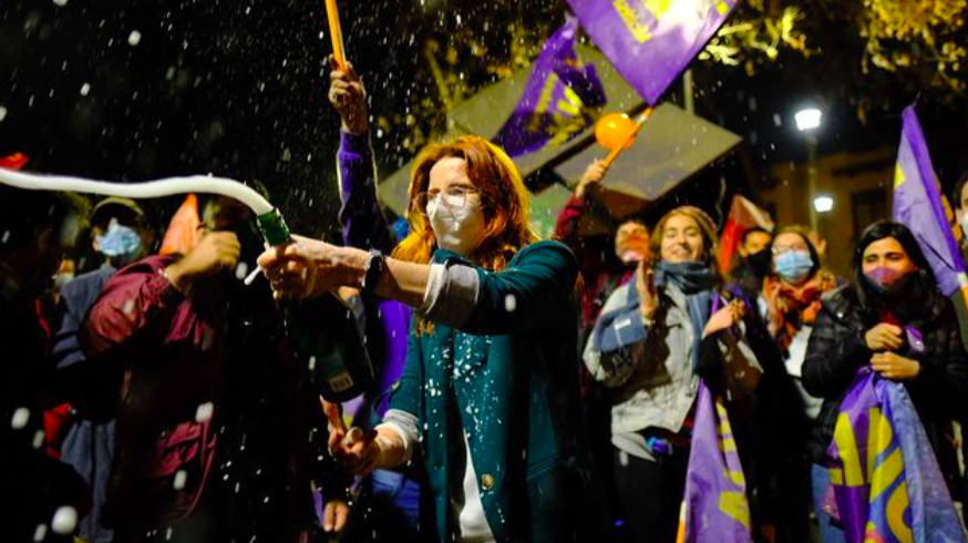 Emilia Ríos celebrando junto a sus adherentes luego de conocer el triunfo en Ñuñoa.