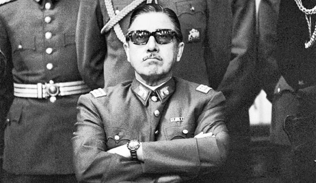 El dictador Augusto Pinochet jugó un rol clave en la marginación de las FF.AA. del sistema de AFP. Foto: Archivo.