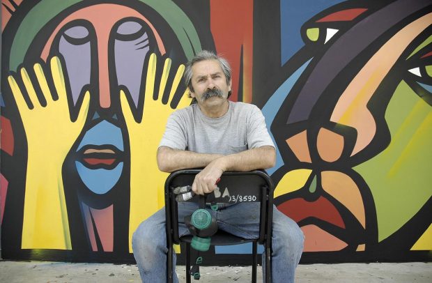 Mono González, muralista.