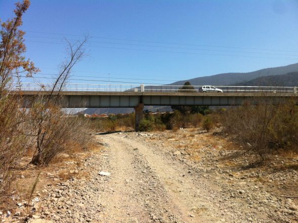 La cuenca del Río Petorca, otrora fuente de agua para toda la zona, hoy convertida en camino por donde transitan vehículos.