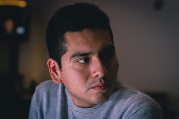 Eduardo Andrade, autor de la crónica que cuenta la historia de tres migrantes muertos en el marco del estallido social.
