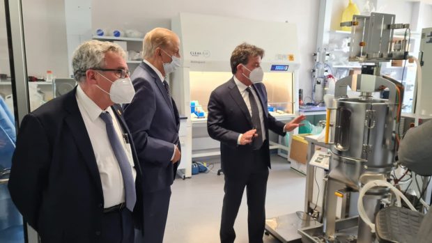 Encabezados por el Rector de la Universidad de Chile, Ennio Vivaldi, el grupo de académicos visitó la planta de Reithera en Roma y realizó otras actividades en la nación europea.
