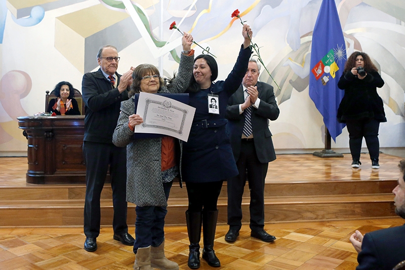 Desde 2018, la Universidad de Chile entrega titulaciones póstumas y simbólicas para ex estudiantes de la Universidad detenido/as desaparecido/as o ejecutado/as político/as.