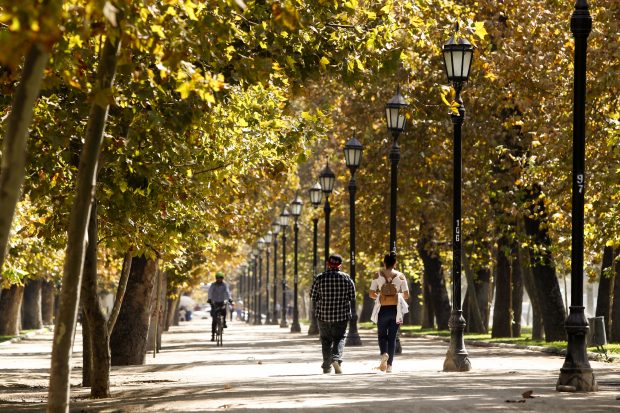 Santiago 20 de marzo de 2018 Transentes caminan por el Parque Forestal, a un da del comienzo del otoo. Ramon Monroy/Aton Chile