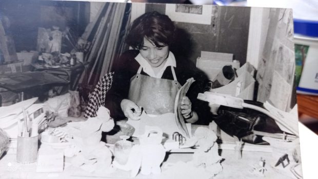 La periodista Sady Ramírez en Vigneux-sur-Seine trabajando en la Escuela de Artes Plásticas que construyeron junto a Sotelo.