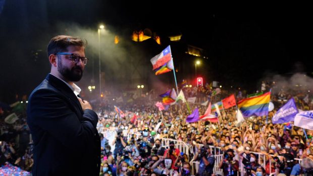 Para el doctor en Economía, a pesar de los desafíos, aún hay espacio para cumplir lo central del plan de Gobierno presentado por Gabriel Boric y cambiar el modelo extractivista que a su juicio está agotado. 