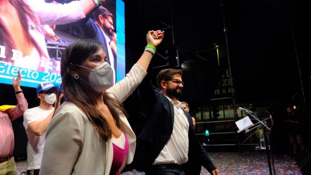 El Presidente electo superó por un 12% a su contendor en la segunda vuelta, José Antonio Kast. Entre los temas que destacó en su discurso frente a una multitud en la Alameda, estuvo la desigualdad, el fin de las AFP y empujar el proceso constituyente. 