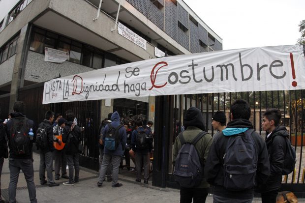 Santiago, 01 junio de 2015 El Instituto Nacional amaneció tomado este lunes 1 de junio y cerca un cen centenar de alumnos son los que se encuentran en su interior impidiendo el paso de profesores y directivos del establecimiento. Según Dante Vera, presidente del Centro de Estudiantes del Instituto Nacional, la toma se decidió mediante un método de votación el viernes pasado y tiene como objetivo presentar al Gobierno cuatro puntos con los que el alumnado estaría en desacuerdo. Christian Iglesias/Aton Chile