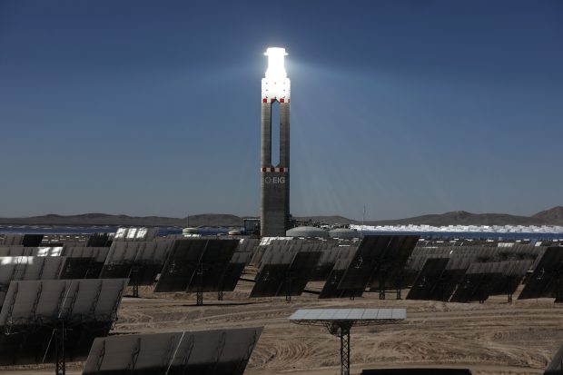 El complejo Cerro Dominador en la ciudad de Calama, significó una inversión que fue impulsada gracias al aporte de instituciones alemanas y permite la generación energética estable en la transición hacia energías limpias. Foto: Dragomir Yankovic/Aton Chile