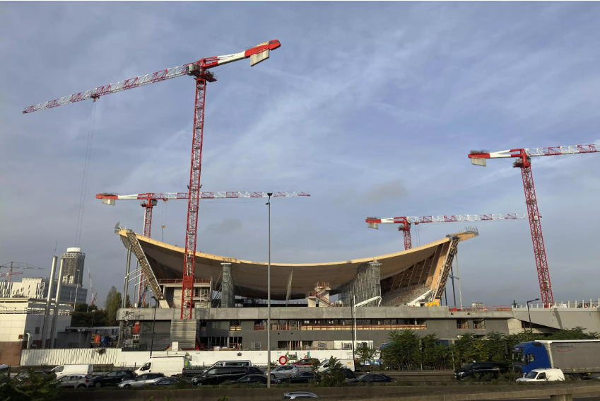 El centro acuático que acogerá las competiciones de natación artística, waterpolo y saltos de trampolín de los Juegos Olímpicos de París 2024. Saint-Denis, al norte de París, miércoles 19 de octubre de 2022. AP - Bertrand Combaldieu.