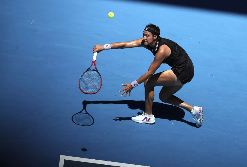 La tenista francesa Caroline Garcia devuelve una bola con apuros a la polaca Magda Linette durante el partido del Abierto de Australia disputado el 21 de enero de 2023 en Melbourne © Martin Keep / AFP/Archivos