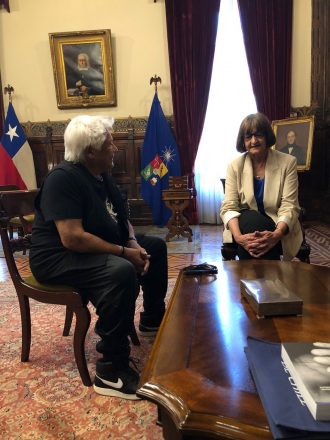 La Rectora de la Universidad de Chile, Rosa Devés y el cantautor Víctor Heredia.