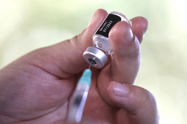 Santiago, 25 de enero de 2023. Lanzan campaña de vacunación bivalente Covid 19, inmunizando a reclusos y personal de Gendarmería en el Centro de Detención Preventiva Santiago Sur. Jonnathan Oyarzun/Aton Chile