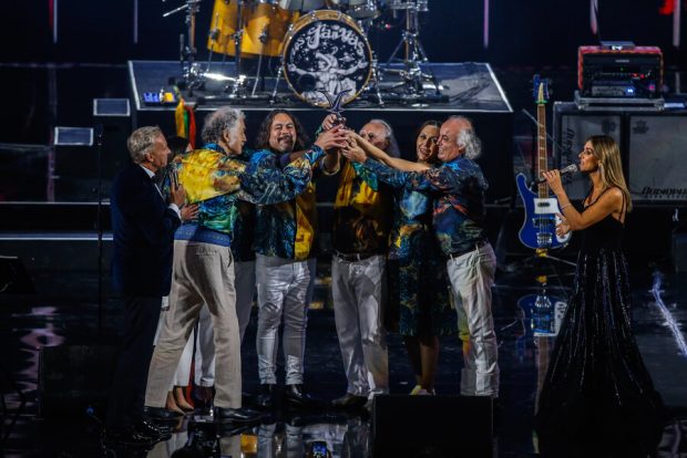 Los Jaivas reciben Gaviota de Platino en la tercera noche del Festival de Viña del Mar 2023.