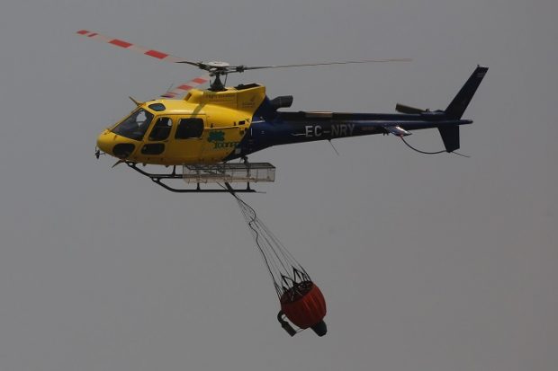 El puesto cero de los bomberos en Yumbel sirve para que recarguen sus carros con agua, descansar y reponer energías para seguir el combate de los Incendios forestales la region del Bio Bio.Helicoperos combaten los incendios forestales.