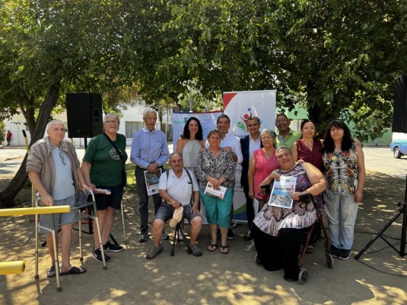 Autoridades nacionales junto a vecinas y vecinos Plaza Chacabuco.