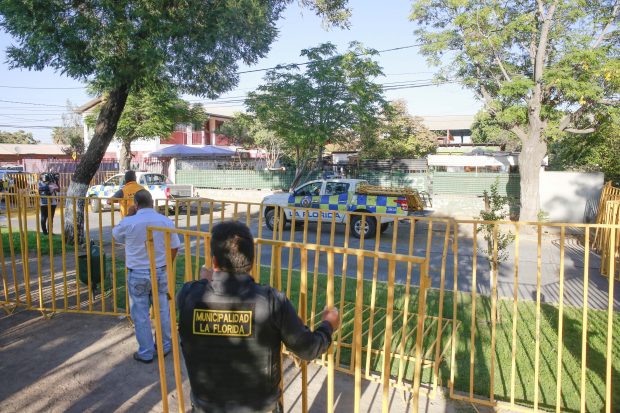 Santiago 5 marzo 2023 Como parte de la Política de Recuperación de Barrios de la Municipalidad de La Florida, el alcalde Rodolfo Carter encabeza el operativo de demolición de una tercera vivienda en la comuna; despliegue en el que participarán Carabineros de Chile, Seguridad Ciudadana y un equipo de 100 funcionarios del municipio. Para seguridad y coordinación de los equipos de prensa, los medios de comunicación saldrán de la comisaría como parte de la caravana de vehículos municipales que participará en el operativo, una vez que la zona de intervención haya sido asegurada por Carabineros." Juan Eduardo Lopez/ Aton Chile
