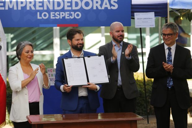 Santiago, 23 marzo 2023. El presidente Gabriel Boric promulga la Ley de Medidas de Seguridad Económica, iniciativa que considera la duplicación de la Asignación Familiar Permanente (ex bono marzo), entre otras. Marcelo Hernandez/Aton Chile