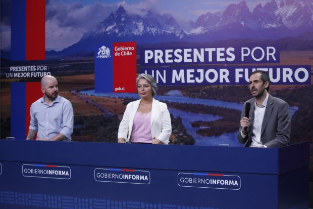 Santiago, 6 de marzo de 2023. Se presenta una nueva edicion de Gobierno Informa. La voceria de esta edicion esta dedicada a la agenda economica y de seguridad social, donde la ministra del Trabajo, Jeannette Jara; el ministro de Economia, Nicolas Grau, y el ministro de Desarrollo Social, Giorgio Jackson, abordan los avances en el proyecto 40 horas; los detalles sobre aprobacion de paquete de medidas de seguridad economica y el apoyo a la clase media para adquirir primera vivienda. Dragomir Yankovic/Aton Chile