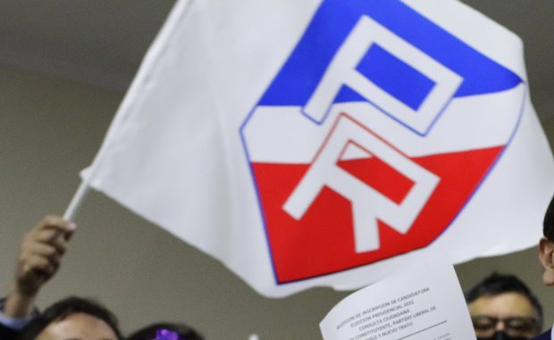 Bandera del Partido Radical flameando.