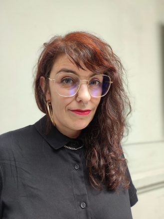 La co-curadora Lucía Egaña Rojas.