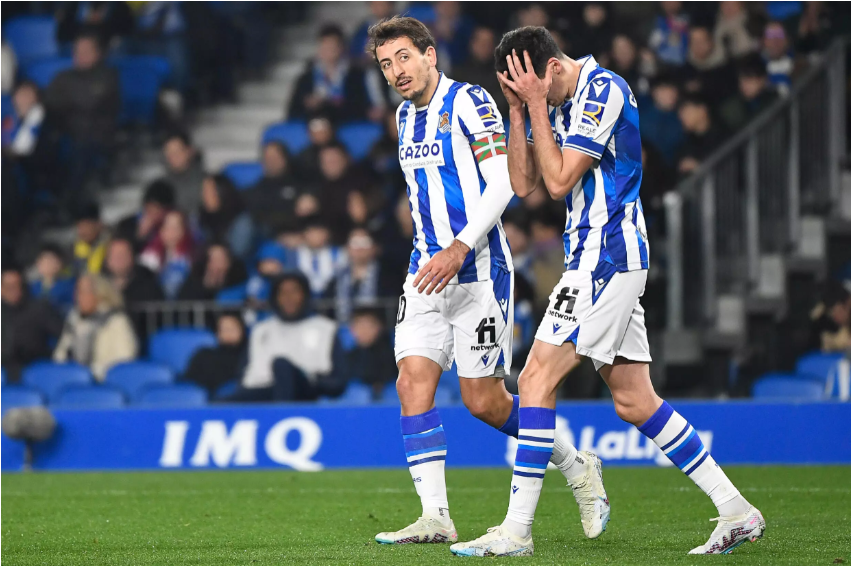 El centrocampista de la Real Sociedad Mikel Oyarzabal (izq.) y el defensa Carlos Fernández, durante el partido de la liga española de fútbol contra el Cádiz, el 3 de marzo de 2023 en San Sebastián © Ander Gillenea / AFP