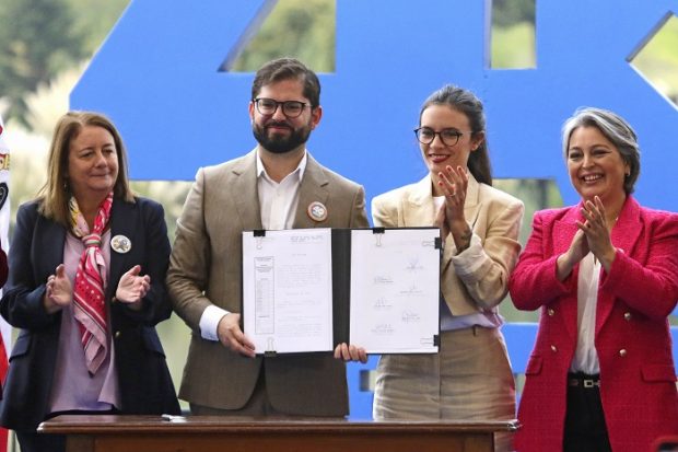 Presidente Gabriel Boric encabeza promulgación de la Ley 40 Horas. 
