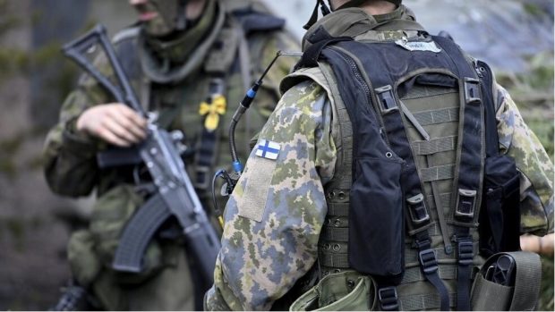 soldados finlandeses con uniformes de camuflaje y equipo táctico.