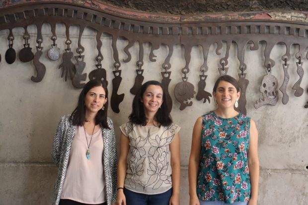 Viviana Guzmán, de Cata, María Luisa Cordero, del Núcleo Milenio Física de la Materia Activa, y Carla Hermann, de MIRO.